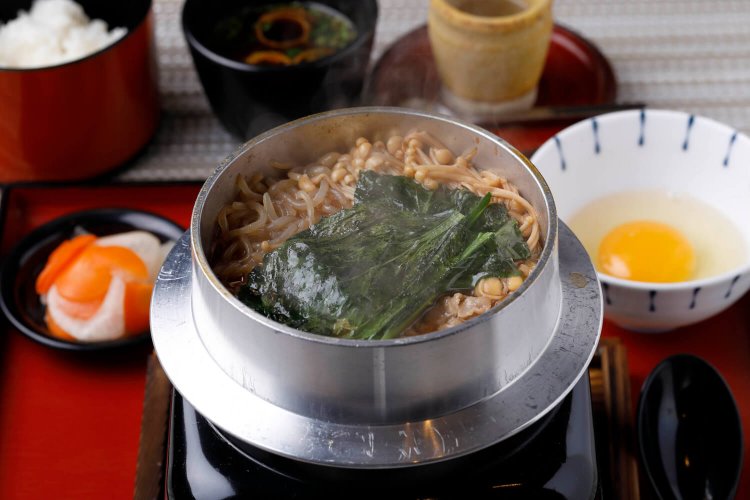 釜すき1500円。とじ蓋を開ける時、心が躍る。