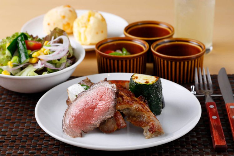 1巡のみの8種プレート1760円。サラダもイケる。