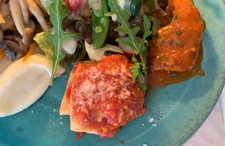 カサゴのポワレ、ラザニア、マッシュポテト。それぞれ手のかけられていることが伝わる味に舌鼓を打つ。