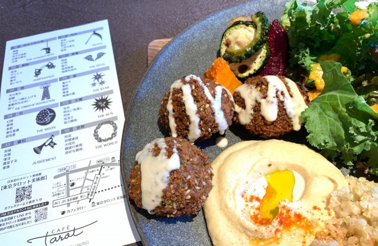 カリカリ衣がおいしい！ひよこ豆のコロッケ＝ファラフェル。