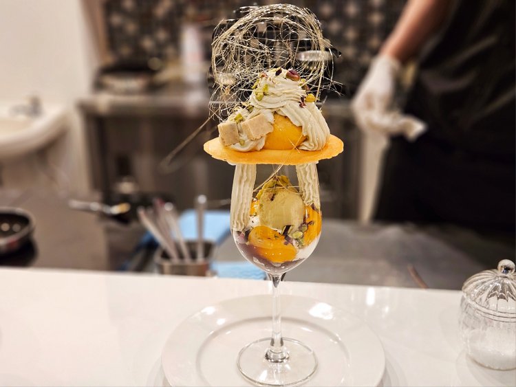 ピスタチオとあんずのパフェ1700円。