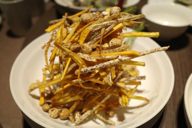 芋頭地瓜絲（タロ芋と里芋の細切りフライ）。