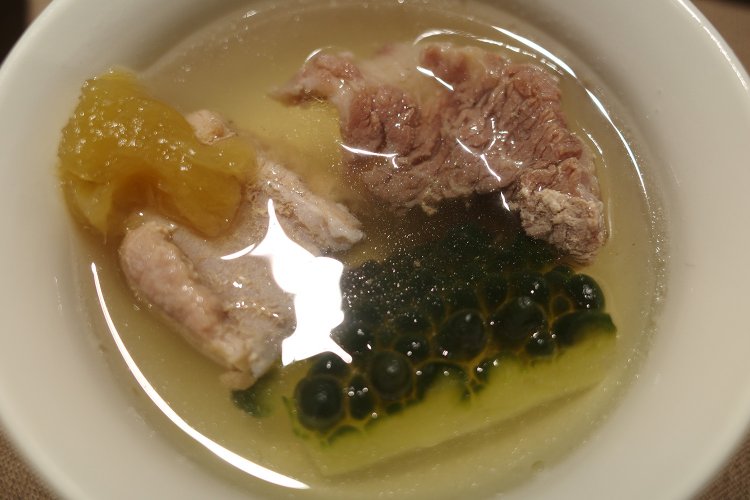 青苦瓜排骨湯（苦瓜とスペアリブのスープ）。