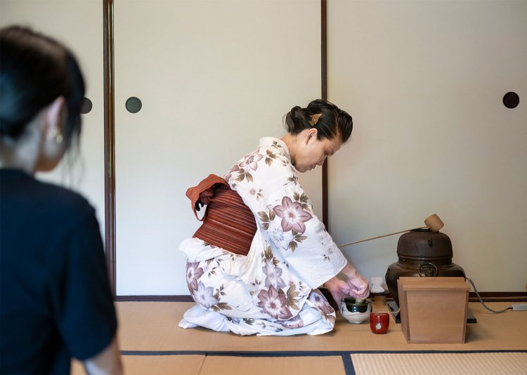 風情あふれる庭園に面した凛とした空間で抹茶をいただけるぜいたくな時間。