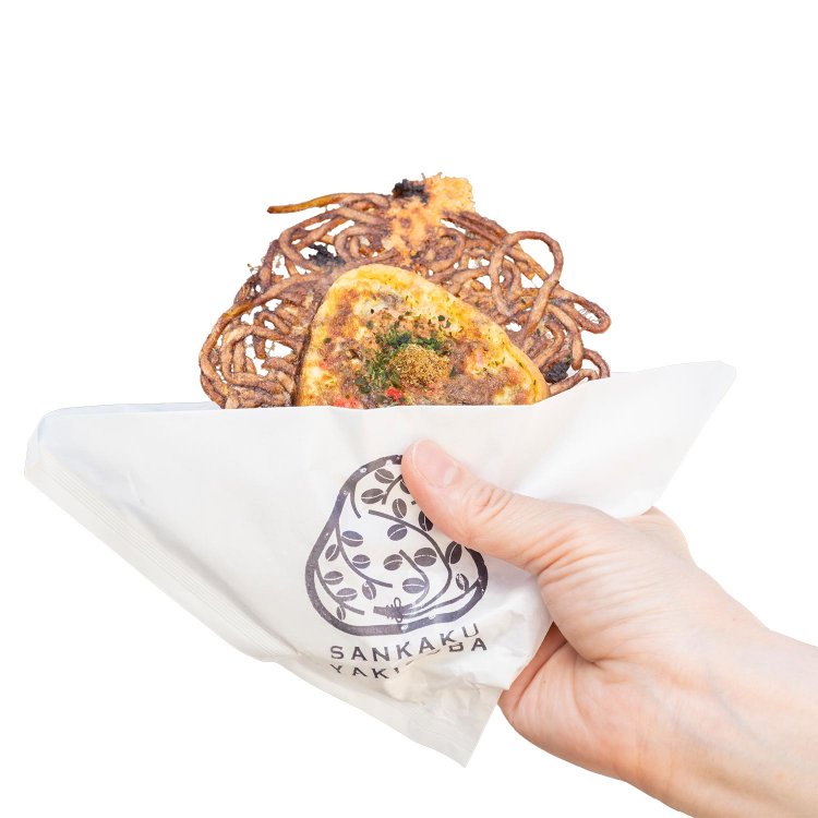 三角からはみ出た麺はパリパリで、中はモッチモチ！