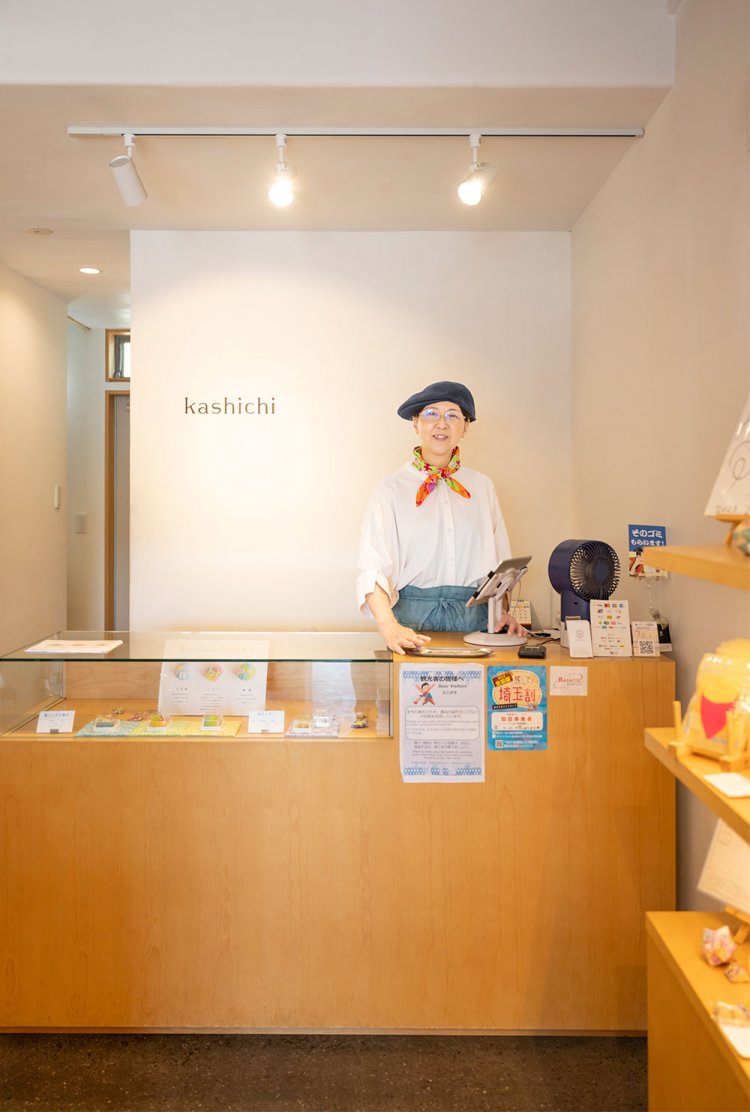 華やかでかわいい和菓子が登場。黒い最中のkuro、芋けんぴも人気だ。