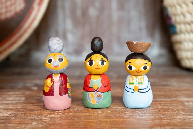 ナマステ人形 各800円。