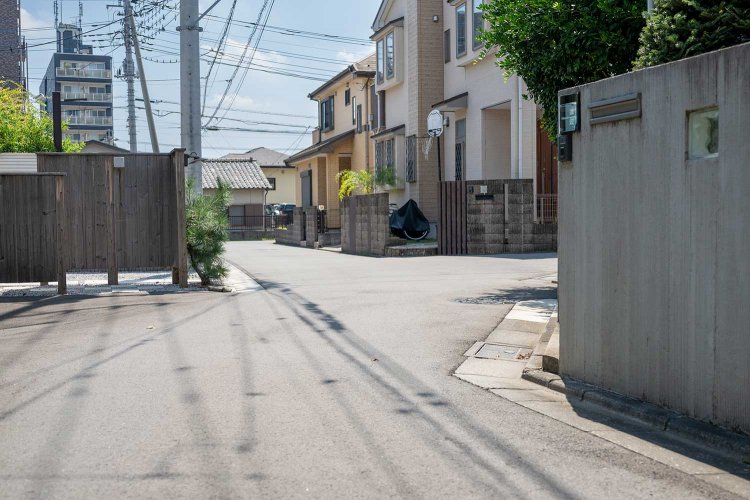 川越城を攻める敵軍が直進できないようにくねくね曲がった「七曲がり」。その面影を残す道が住宅地の一角に。