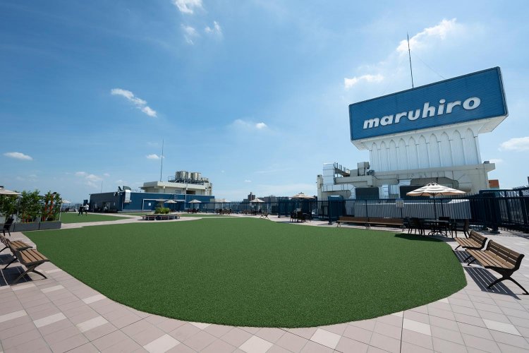 丸広百貨店の屋上遊園地跡が2021年6月に人工芝が敷かれた「エンジョイ広場」に。以前もこの場所にあった民部稲荷神社も健在。