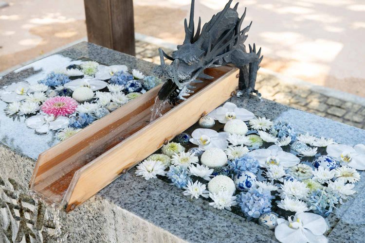 季節の花で彩るスタイリッシュな花手水を楽しみに訪れる人も増えている。