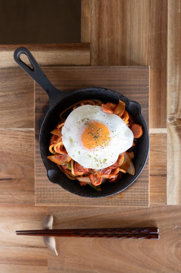 名物のナポリタン目玉焼のせ680円はスキレットで熱々！