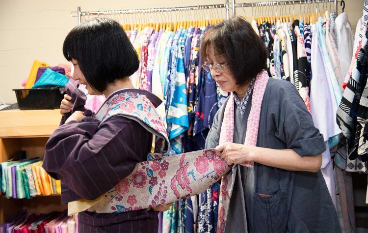 動き回っても苦しくないようにプロが着付けをしてくれる。