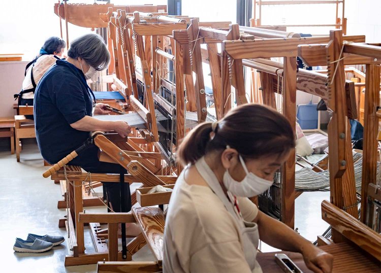 室内に、ガチャン、ガチャンと織機を動かす音が響く。