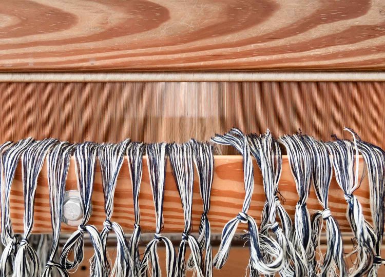 自分たちで草木染めした糸を使用するのも、この会の特長。