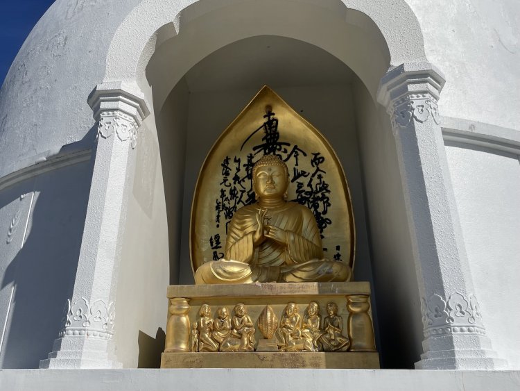 塔の外周に説法印の釈迦如来像が。