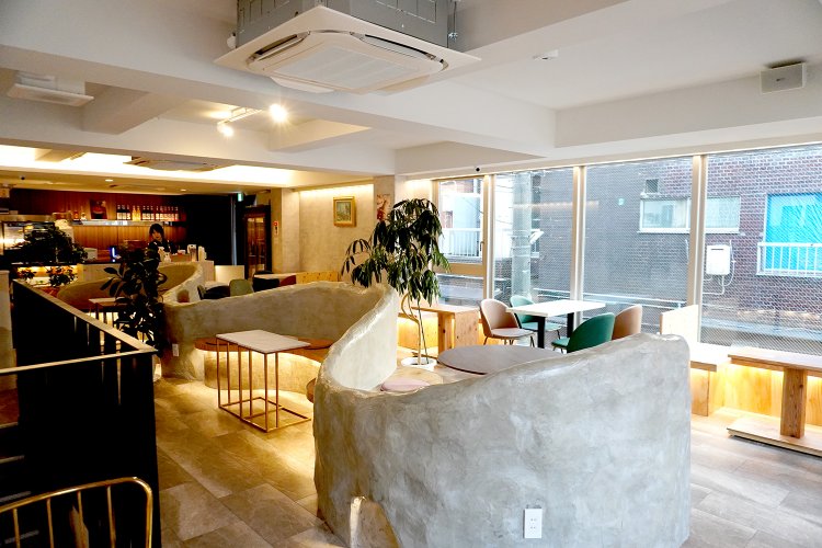 広々とした2階には、小さな洞窟のようなつくりのベンチシートがある。