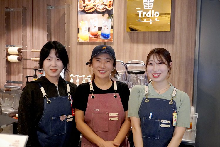 （左から）スタッフの小林桃花さん、オーナーの許禎尹さん、スタッフの本田絢音さん。