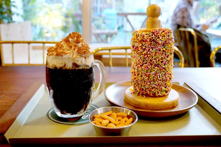 煙突パン&黒ビール(生クリーム入り)のペアリングが絶妙な新 煙突パン&黒ビール(生クリーム入り)のペアリングが絶妙な新
