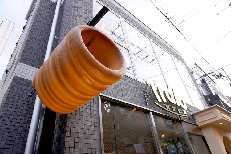 ドーンと突き出ている謎のオブジェ。遠目で見てもよく目立つ。