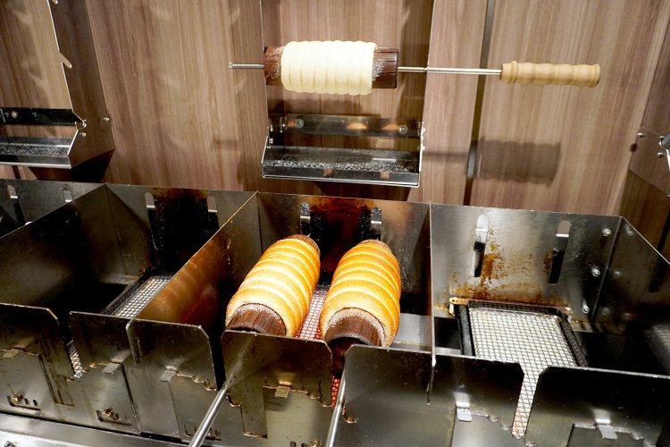 注文が入ってから火にかけ、5分ほどでこんがりと焼き上がる。