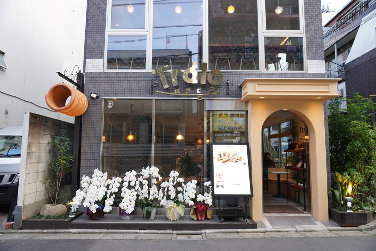 西大久保公園にほど近い場所にある2階建てのおしゃれな店。