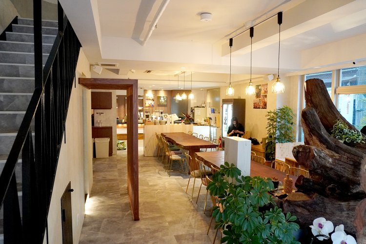 1階には一枚板の木製テーブルが2台。入り口から見て正面奥のカウンターで注文する。