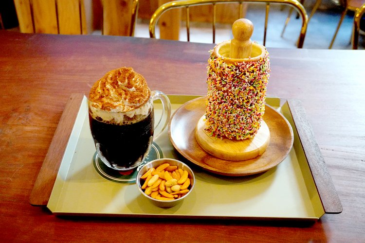 トルドロのレインボー780円、生クリームシナモン黒ビール780円。アルコール飲料にはおつまみが付く。