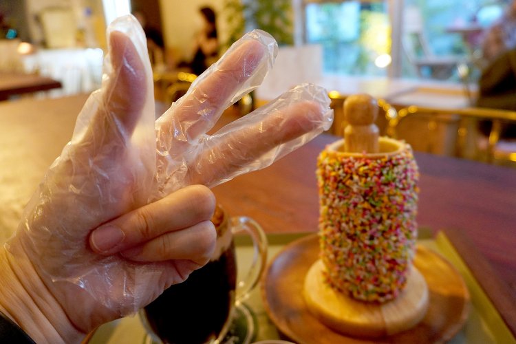 親指・人差し指・中指に装着する“指手袋”。ヤンニョムチキンなど、3本指でつまんで食べるのが韓国のスタイルだとか。