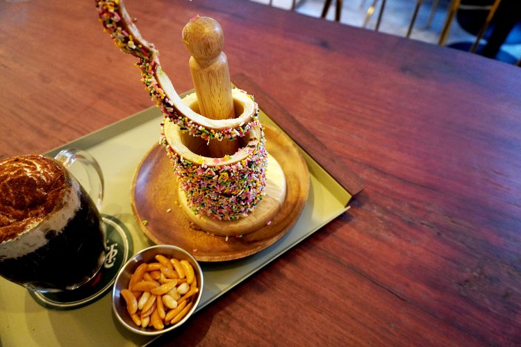 トルドロを指でつまんでくるくるくる～♪　パン生地の内側がモチッとしているのがわかる。