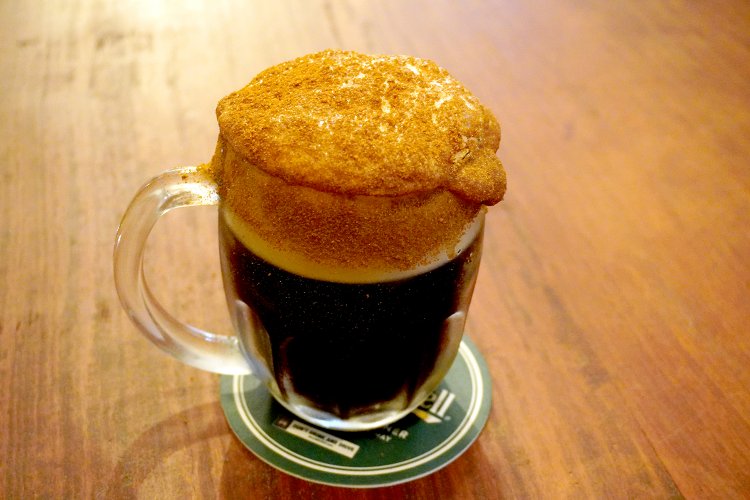 シナモン黒生ビール680円。ビールの泡に自家製シナモンがた～っぷり。