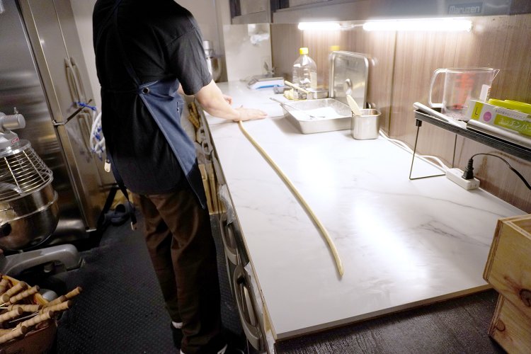 職人さんが手際よくパン生地をのばす。その長さは1mほど！