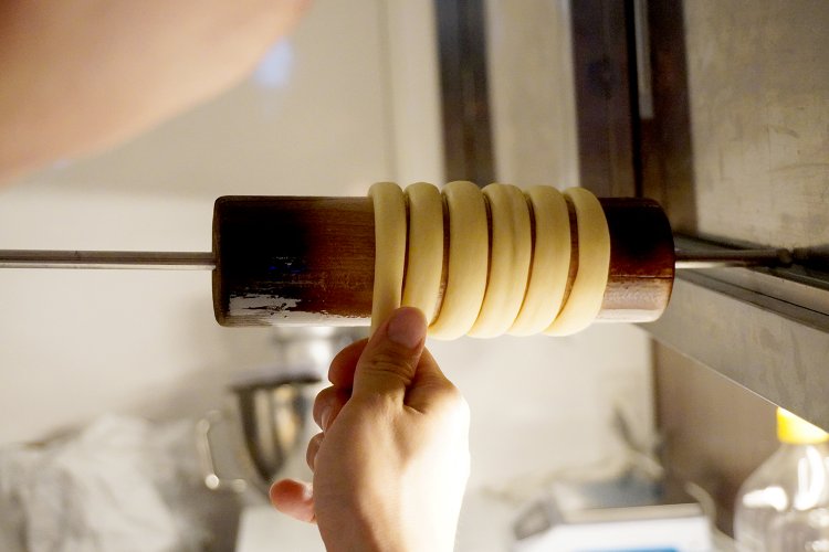トルドロ専用の棒にパン生地を丁寧に巻きつける。