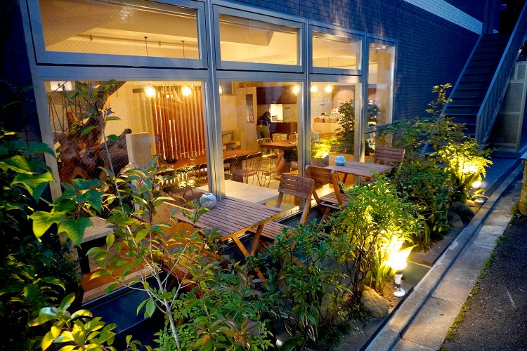 テラス席はテーブル2席。屋外では喫煙OK。