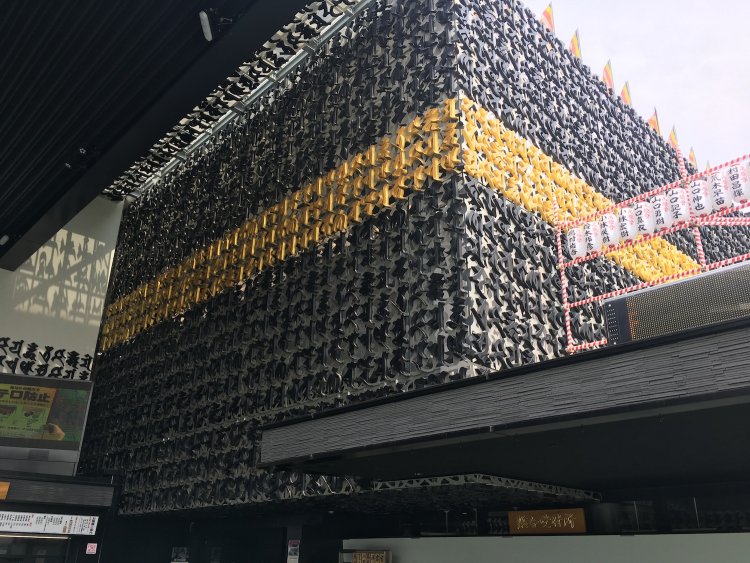 梵字に覆われた建物がある真言宗の深川不動尊（東京）。