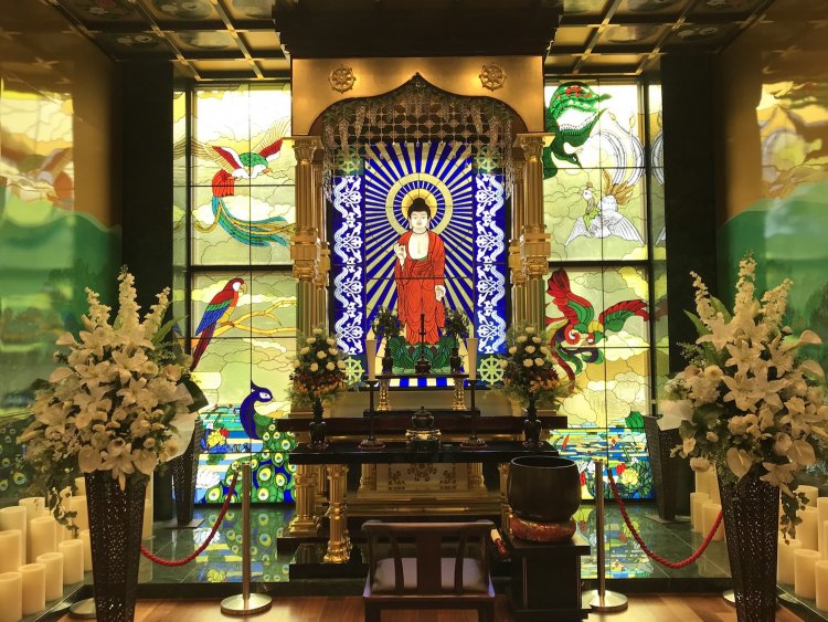 きらびやかな極楽を表現した菩提寺（福岡）のステンドグラス。