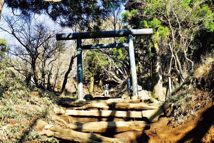 27丁目に立つ銅鳥居。山頂すぐ手前には普通の鳥居がある。