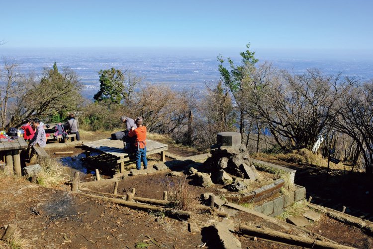 山頂東側からの展望。大山はピラミダルな山容のため、海からのランドマークでもあった。