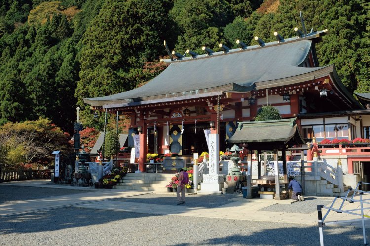 大山阿夫利神社の下社の拝殿。1977年に杉板葺きの木造の建物から鉄筋コンクリートの 建物になった