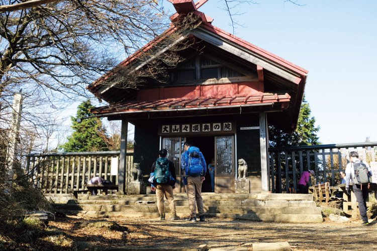 大山山頂に立つ阿夫利神社の奥社。