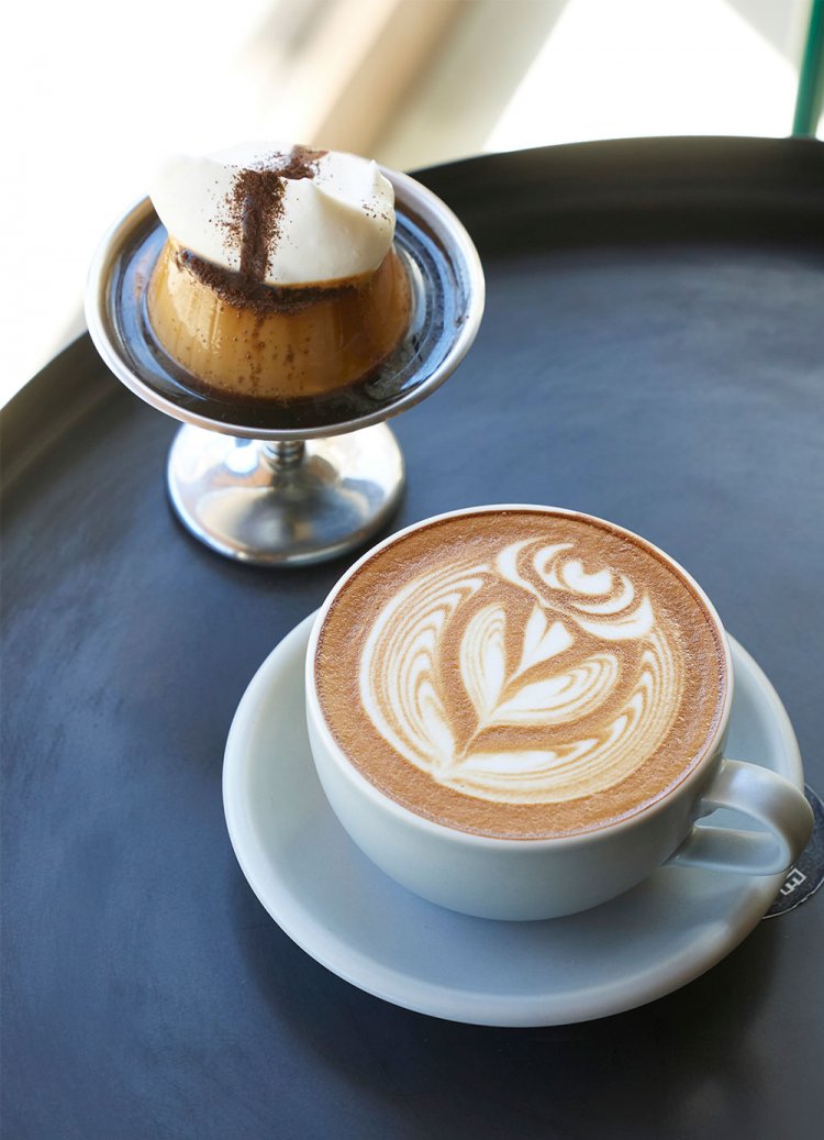 カフェラテ600円、エスプレッソぷりん650円はカラメルにチョコをしのばせたビター＆スイートな味。