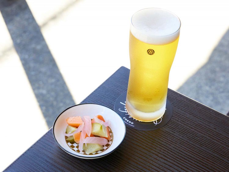 COEDO鞠花～Marihana～の生750円、自家製ピクルス250円。