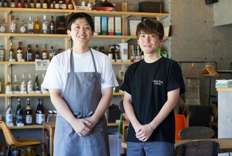 右が店主の友大さん。フレンチ出身の兄・広大さんがフード＆スイーツを担当。棚は酒売場。