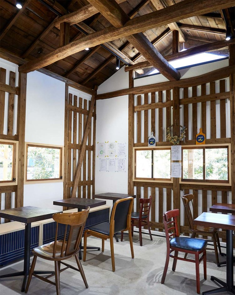 元納屋のカフェは、蔵で眠っていた欄間や引き戸などの古材を活用。しゃれた風情だ。