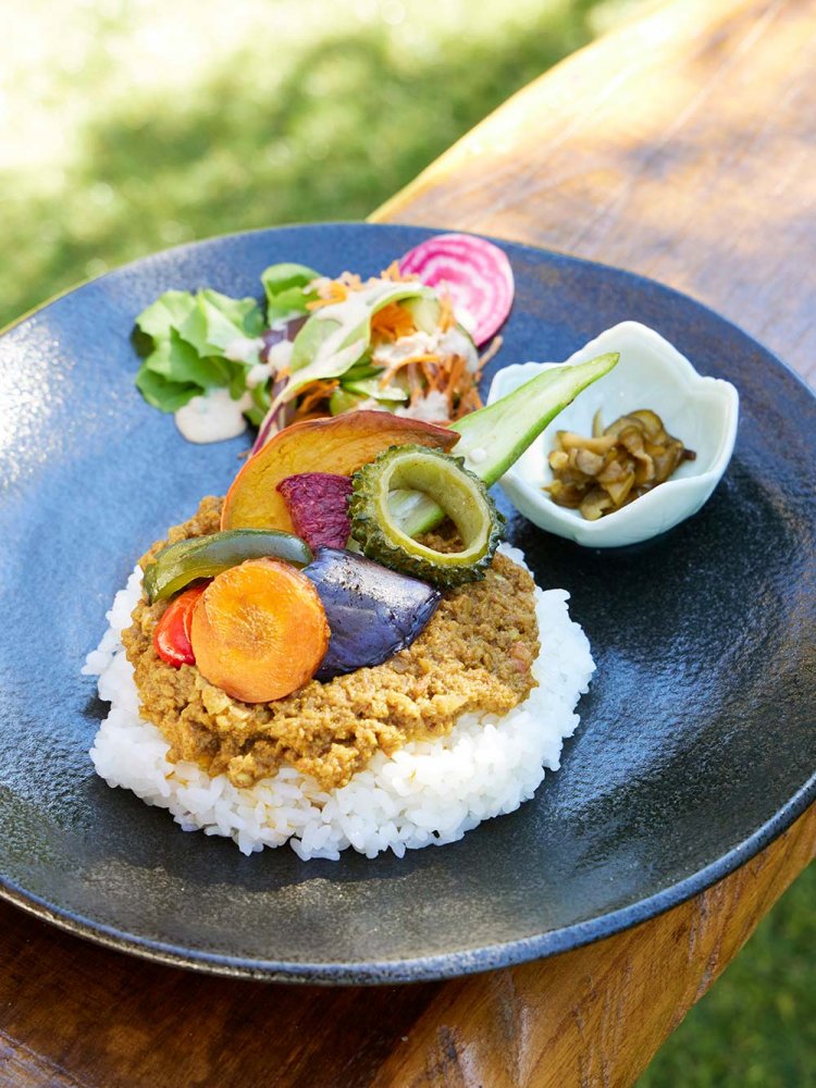 旬野菜満載のキーマカレー1200円。