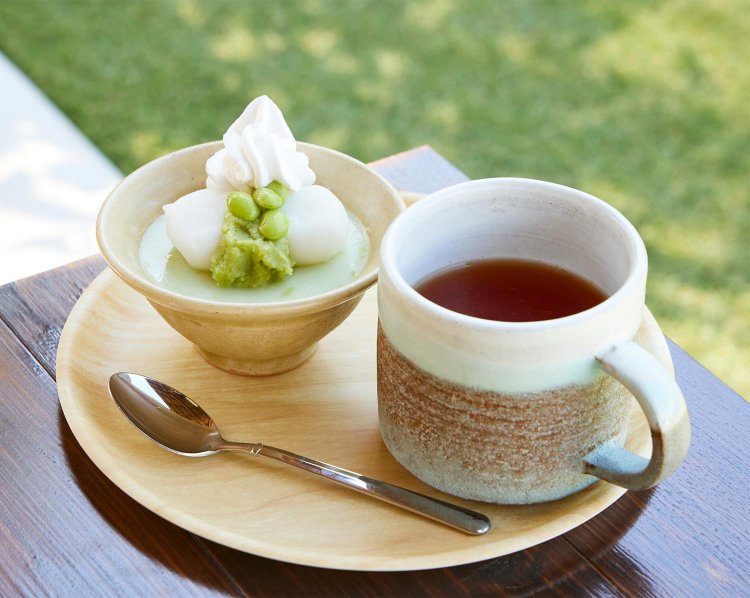 ずんだ餅コッタ450円は粗挽き枝豆の風味を生かしたパンナコッタ。小野文製茶の紅茶400円は向かいに建つ親類が栽培・製茶。