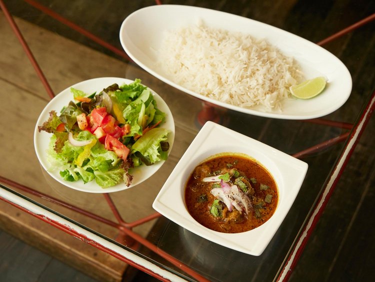 ムグライマトンカレー1000円。バスマティライスが香り良く、途中でライムを絞れば異国感アップ。