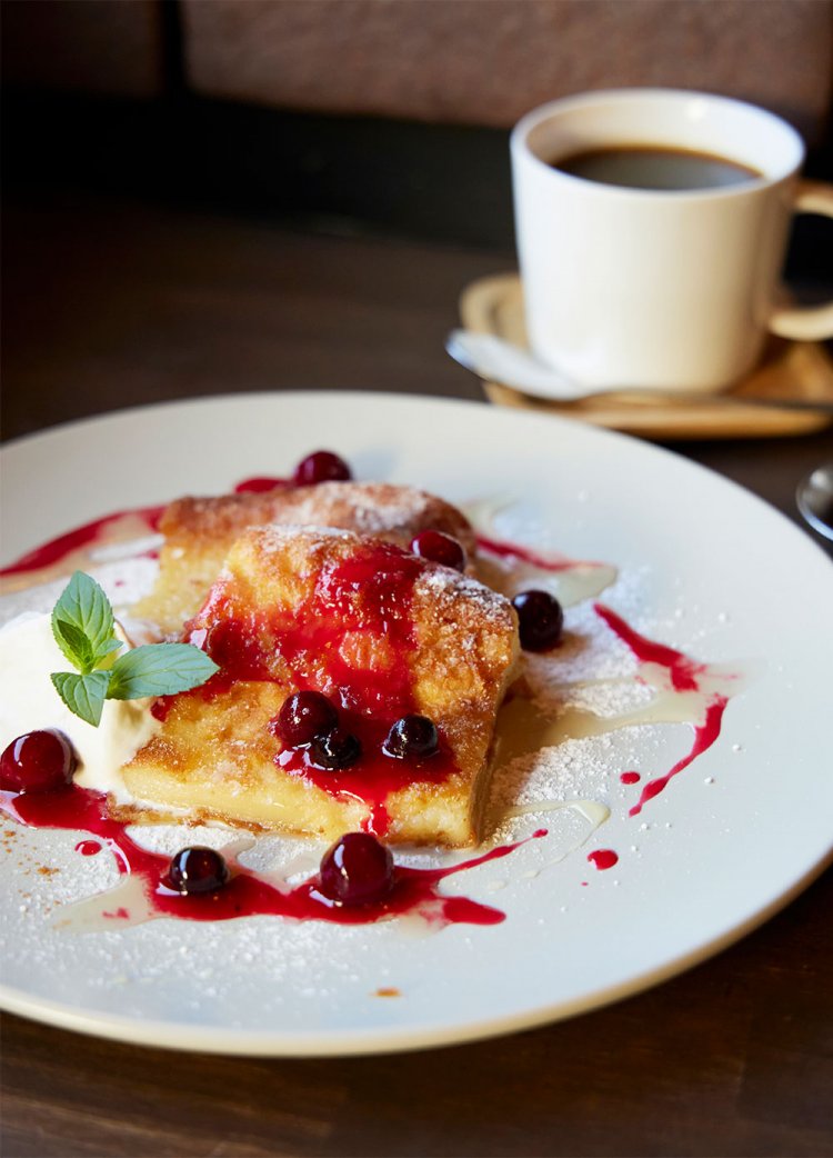 北欧定番のパンカーカはもちもちのパンケーキ600円。日替わりのコーヒー500円～とセットで100円引き。