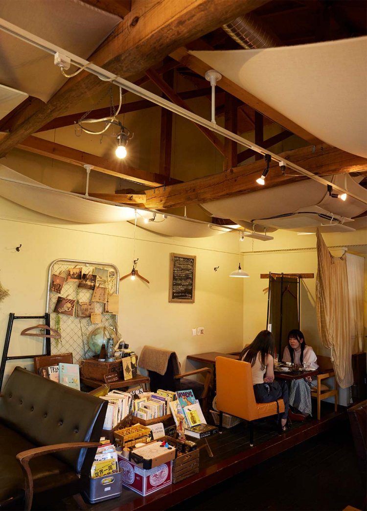 帆布を張った、パオのような空間。