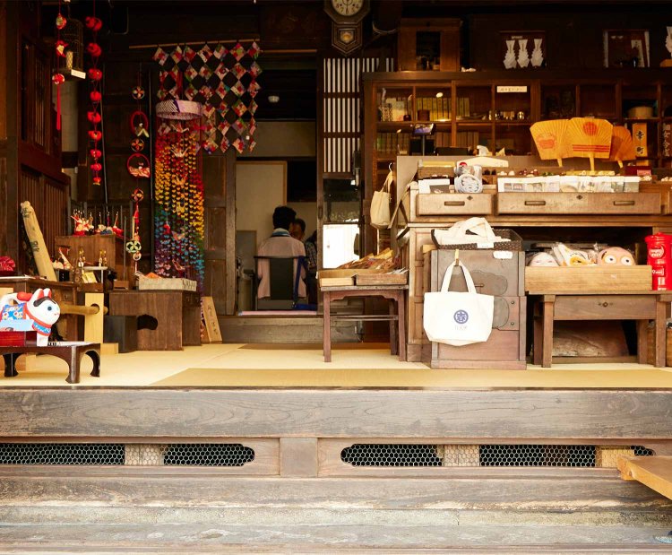 往時の座売りの姿を残す店蔵は稀有な存在。