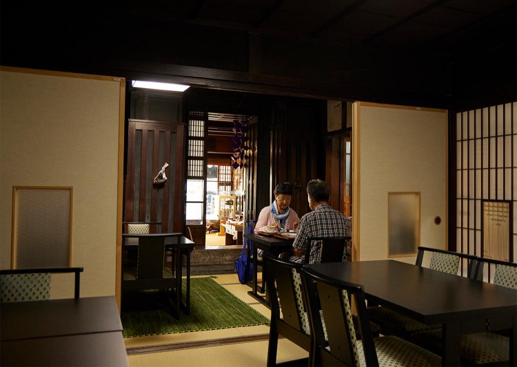 靴を脱いで上がるカフェと雑貨店は行き来できる。予約制の着物レンタルもあり。